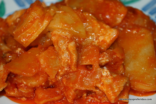 carne con patatas y tomate