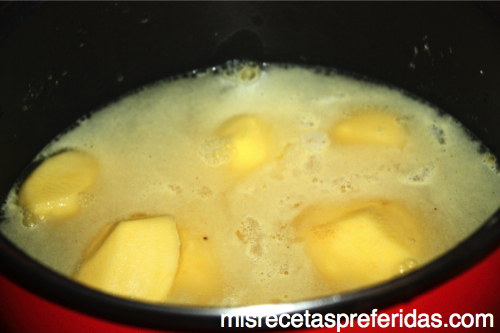 Rollo_relleno_salsa_queso_4124
