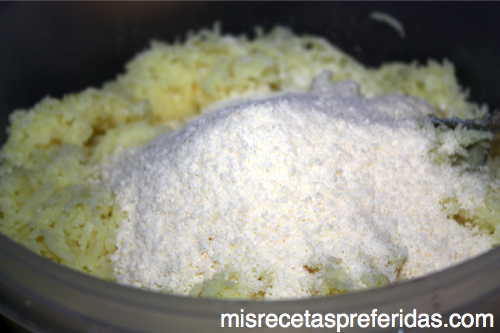 Rollo_relleno_salsa_queso_4129