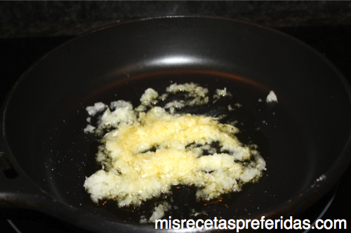 Rollo_relleno_salsa_queso_4138